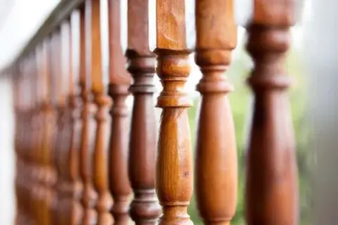 Jak skutecznie pomalować balustradę drewnianą na zewnątrz, aby przetrwała?