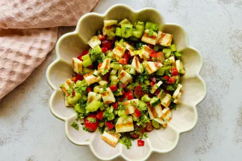 Pyszna sałatka z grillowanym serem halloumi, pomidorami, ogórkiem i selerem naciowym. To najlepsza sałatka z selerem naciowym, jaką jadłam!