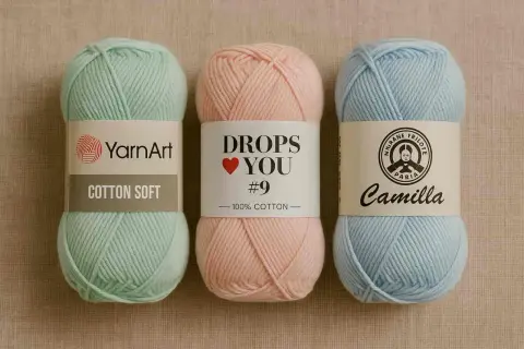 Trzy motki włóczki: miętowy "Cotton Soft", różowy "Drops You #9" i błękitny "Camilla". Wszystkie to 100% bawełna, idealna na letnie projekty.