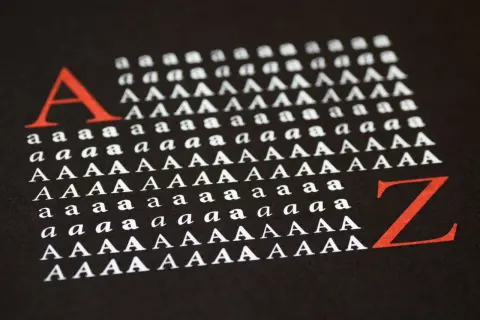 Wzorcowe litery "A" i "Z" na czarnym tle, pokazujące różne odstępy między znakami, czyli kerning.