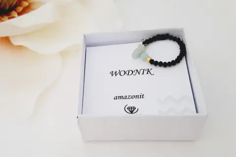 Bransoletka z amazonitu, kamienia szczęścia dla Wodnika, w pudełku.