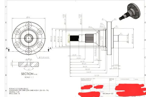 Rysunek techniczny CNC przedstawia wałek z kołnierzem, z wymiarami i oznaczeniami.