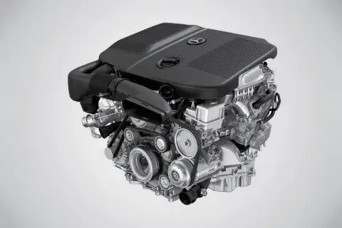 Silnik om651, serce Mercedesa, z czarną osłoną i widocznym układem pasków.