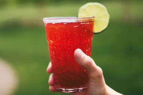 Orzeźwiające tinto de verano z plasterkiem limonki, idealne na letnie popołudnie.