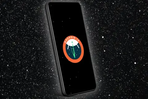 Teléfono con pantalla negra mostrando el logo de **Android 14** en un fondo estrellado.