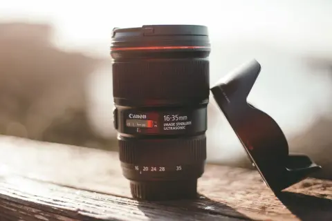 Objectif Canon 16-35mm grand angle, prêt pour capturer de larges paysages.