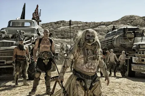 Postapokaliptyczne filmy sci-fi: Imperator Furiosa i jego wojownicy w pustynnym krajobrazie, otoczeni zmodyfikowanymi pojazdami.