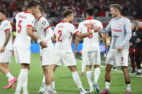 Kto jutro gra w piłkę nożną? Zobacz ważne mecze i ich godziny