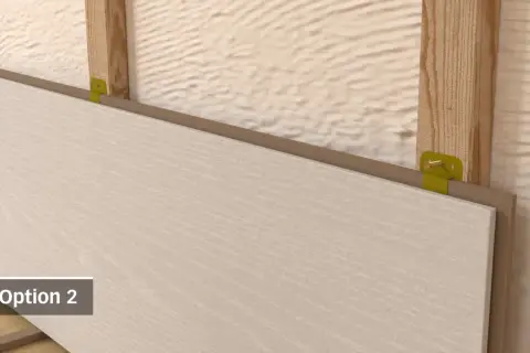 Détail de l'installation : une plaque est fixée horizontalement sur des tasseaux en bois à l'aide de clips. Option 2.