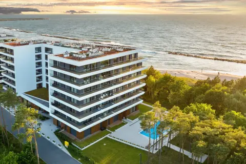 Nowoczesny apartamentowiec z basenem i widokiem na morze. Idealne darłowo noclegi blisko morza dla rodzin i par.