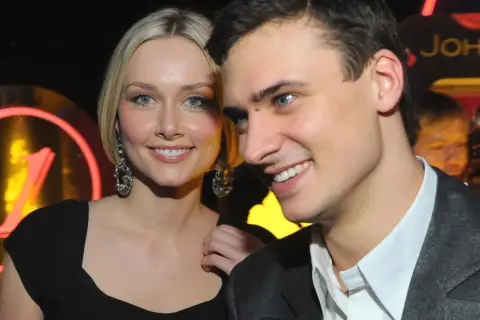 Patrycja Krogulska i jej nowy partner uśmiechają się do obiektywu. W tle neonowy napis.
