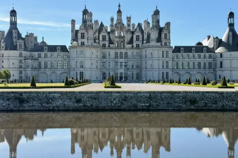 Zamek Chambord, jeden z najpiękniejszych we Francji, odbija się w wodzie. Poznaj ciekawostki o Francji!