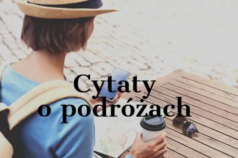 Kobieta w kapeluszu przegląda telefon, obok kubek kawy i mapa. Inspirujące cytaty o podróżach czekają na odkrycie.