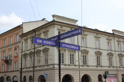 Kraków: tablice uliczne Św. Idziego, Stradomska, Bernardyńska. Czerwona ruta po polsku to nazwa szlaku turystycznego.