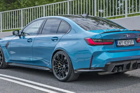 Niebieskie BMW M3 z dyfuzorem i spojlerem. Sprawdź aktualną bmw m3 cena i konfigurację.