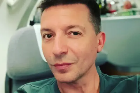 Portret Michała Cessanisa, który siedzi w samolocie.