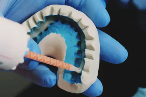 Pęknięta proteza zębowa? Apteczny klej, ale unikaj Super Glue!