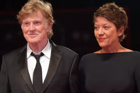 Robert Redford z żoną na czerwonym dywanie.