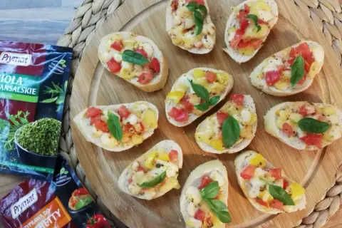 Zapiekanki z mozzarellą, pomidorami i bazylią na grzankach.