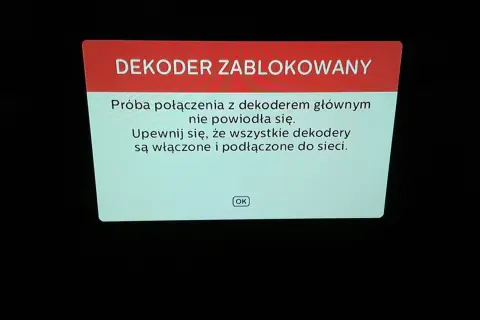 Komunikat "Dekoder zablokowany" na ekranie. Próba połączenia z dekoderem głównym nie powiodła się. Sprawdź, czy wszystkie dekodery multiroom są włączone i podłączone do sieci.