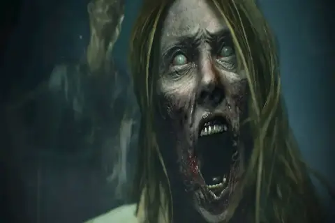 Przerażająca twarz zombie z zielonymi oczami i otwartymi ustami, w tle inny zombie. Scena jak z najlepszych filmów o zombie.
