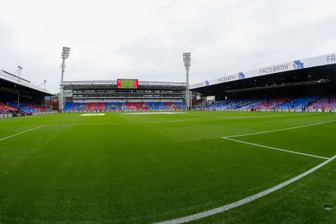 Piękna murawa na stadionie Crystal Palace, gotowa na kolejny mecz.