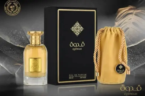 Eleganckie arabskie odpowiedniki perfum Qidwah: flakon, czarne pudełko i złoty woreczek.
