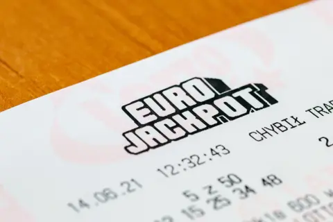 Fragment kuponu Eurojackpot z widocznym logo, datą, godziną i numerami.