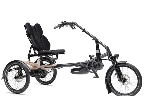 Ein schwarzes Dreirad mit Sitz und E-Motor auf weißem Hintergrund.
