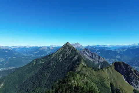 Vue panoramique sur la majestueuse annecy montagne, avec des sommets verdoyants et un ciel bleu azur.