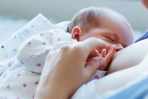 Nawet gdy mama ma przeziębienie, karmienie piersią jest bezpieczne i zdrowe dla maluszka.