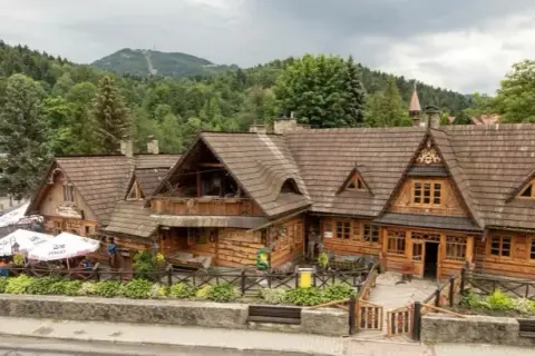 Karłów: Gdzie zjeść po szlaku? Najlepsze restauracje i karczmy