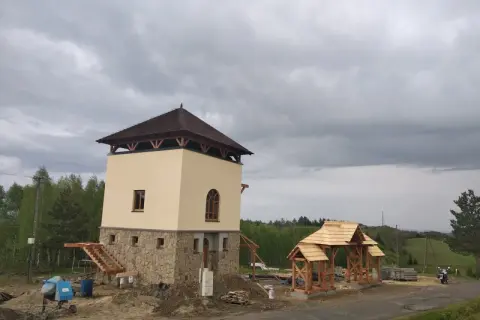 Budowa wieży widokowej w Czarnorzekach. Obok powstaje drewniana wiata.