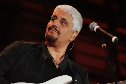 Pino Daniele, con la sua chitarra bianca, ricorda i testi di una bambina.