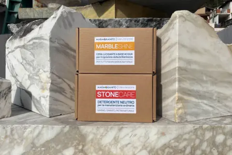 Prodotti per la manutenzione del marmo: "MarbleShine" per lucidare e "StoneCare" per pulire. Ideali per chi cerca come pulire marmo incrostato e mantenerlo splendente.