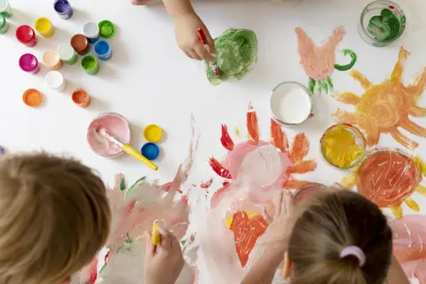 Niños pequeños creando arte con pinturas de colores. Soles, flores y mucha imaginación en esta actividad de arte para niños de 3 a 5 años.