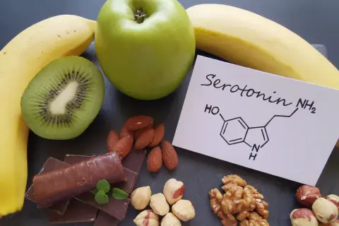 Banany, kiwi, jabłko, orzechy i czekolada – naturalne składniki, które mogą pomóc podnieść poziom serotoniny.