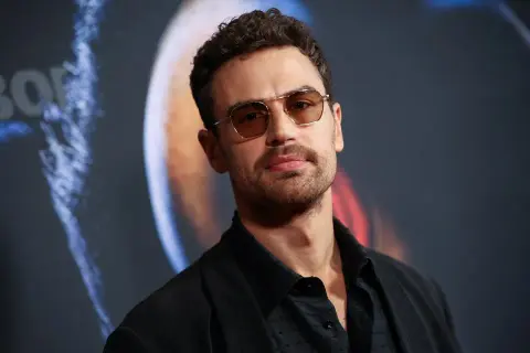 Nowy James Bond aktor: Theo James na czołowej pozycji w wyścigu
