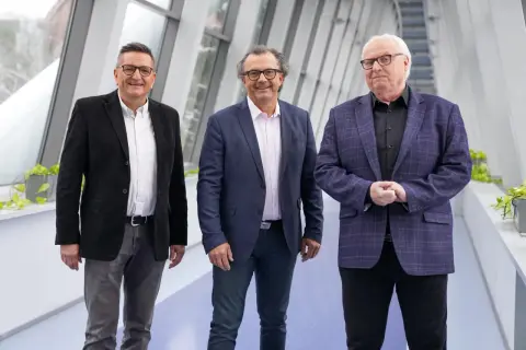 Trzech mężczyzn w garniturach, wyglądają jakby mieli zaraz zacząć występ. Ot to kabaret!