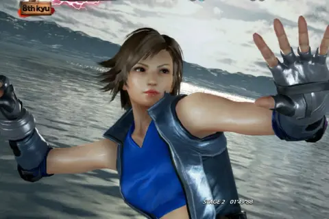 Anna Williams w Tekken 7, jak odblokować postacie. Zbliżenie na jej twarz i rękawicę.