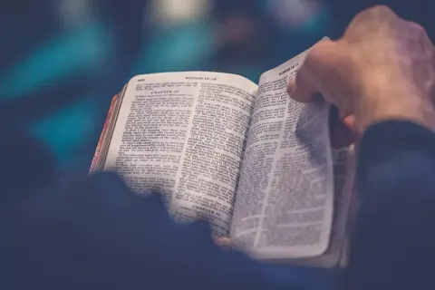 Jak czytać Biblię instrukcja, aby zrozumieć jej głębię i przesłanie