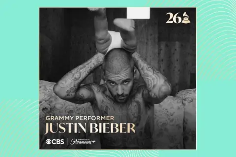 Justin Bieber, tatuado y con su bebé sobre la cabeza, anuncia su participación como artista en los Grammy 2026.
