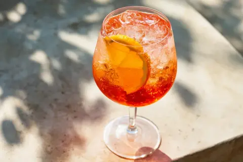 Ett glas Aperol Spritz med is och apelsinskiva. Perfekt för ett somrigt aperitif.