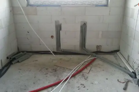 Tynki czy hydraulika – dlaczego kolejność ma kluczowe znaczenie w budowie