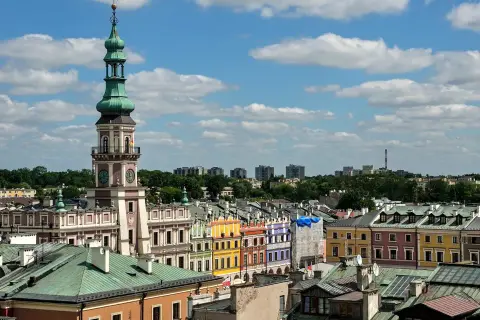 Widok na kolorowe kamienice i wieżę ratuszową na Starym Mieście w Zamościu.