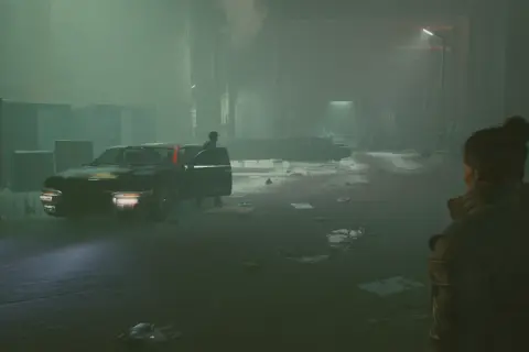 Stary znajomy cyberpunk. Mroczna uliczka, dymiący samochód, postać w skórzanej kurtce obserwuje scenę.