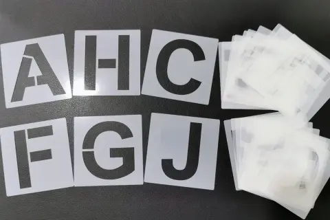 Ensemble de pochoirs pour la création pochoir personnalisé. Lettres A, F, H, G, C, J visibles.