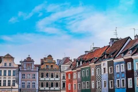 Jak uchronić dom przed komornikiem? Poznaj swoje prawa i strategie.