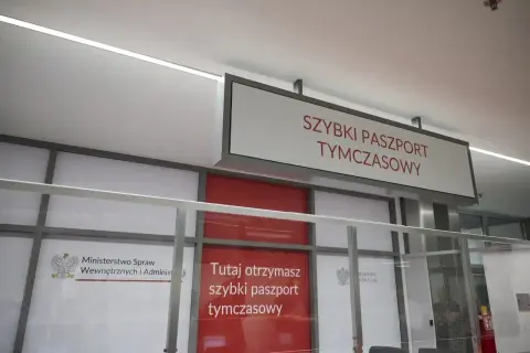 Szybki paszport tymczasowy – informacja na tablicy nad punktem obsługi. Tutaj otrzymasz dokument.