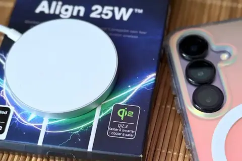 Ładowarka bezprzewodowa Qi2.2 "Align 25W" obok telefonu. Czy ladowanie bezprzewodowe niszczy baterie? Ta ładowarka jest dedykowana dla Apple.